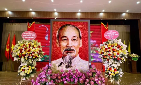Trường Đại học Kinh doanh và Công nghệ Hà Nội long trọng kỷ niệm 135 năm ngày sinh Chủ tịch Hồ Chí Minh và đón nhận bức chân dung Bác Hồ do Khu Di tích trao tặng