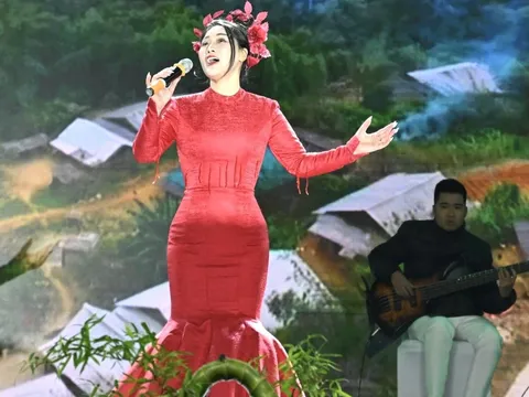 NSƯT Hương Giang trong trang phục của NTK Thạch Linh