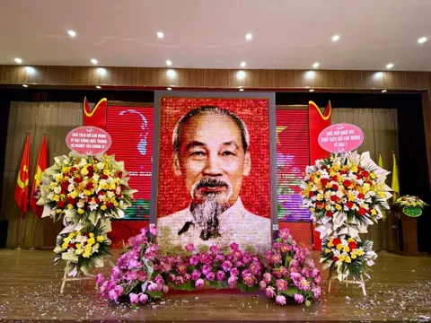 Trường Đại học Kinh doanh và Công nghệ Hà Nội long trọng kỷ niệm 135 năm ngày sinh Chủ tịch Hồ Chí Minh và đón nhận bức chân dung Bác Hồ do Khu Di tích trao tặng